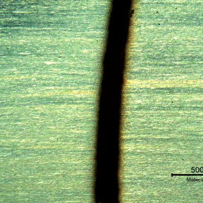 Micrography of the fatigue crack propagating in the pipe thickness.  Fully flat and not influenced by any microstructure.