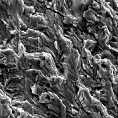 Fracture detail by scanning electron microscopy of the region where the cracking started, from the piping outside . The fracture is flat and shows fatigue striation.