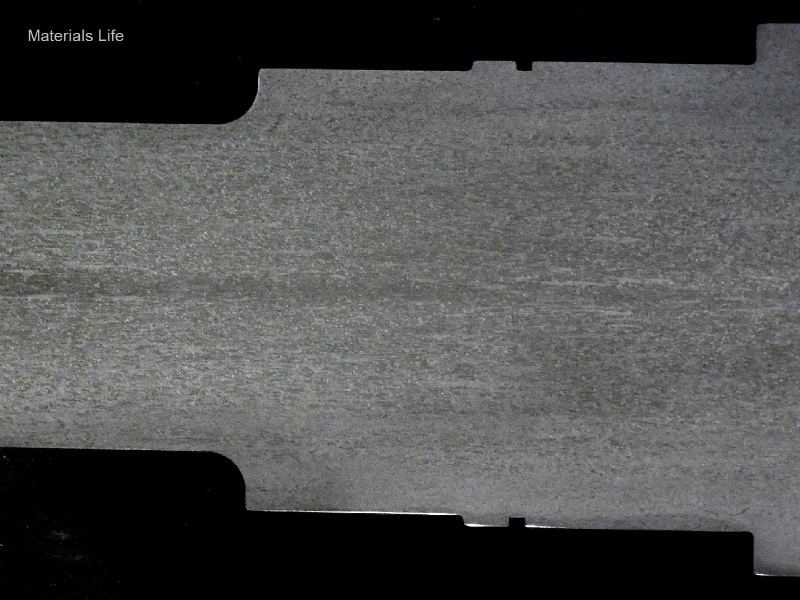 The longitudinal section of the shaft shows a coarse structure.  Only very close to the surface the structure is slightly refined.