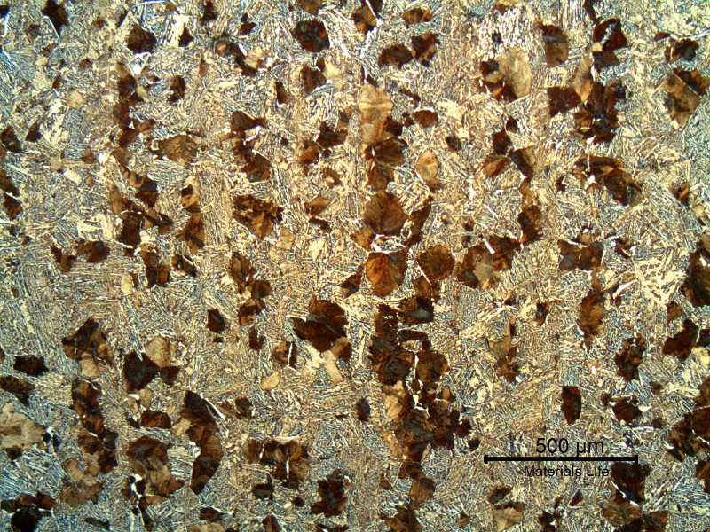 The longitudinal section of the shaft, at the surface, also shows a coarse structure, and a ferritic/bainitic structure with pearlite islands.  There is only a small refining in the previous austenite grain boundaries, indicating that the material was not heat treated.