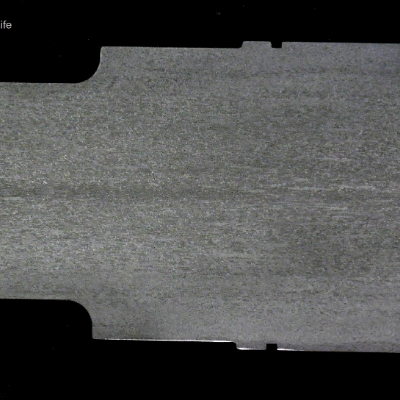 The longitudinal section of the shaft shows a coarse structure.  Only very close to the surface the structure is slightly refined.