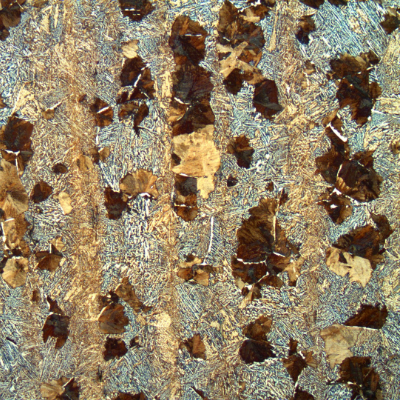 The longitudinal section of the shaft, in the center of the thickness, shows a coarse structure, and a ferritic/bainitic structure with pearlite islands.