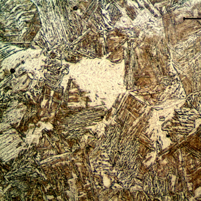 Micrographic detail of the bainitic structure of the coarse grain heat affected zone, close to the fusion line (to the top of the figure).