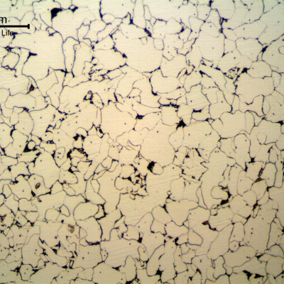 Micrographic detail of the refined ferritic microstructure, with equiaxial grains, of the weld metal in the root, reheated by the fill pass.  At this magnification it is possible to see that the agglomerated carbides ar located in ferritic grain boundaries.