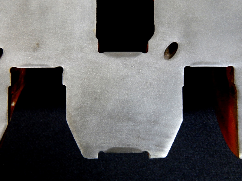 Macrography of a longitudinal section of the crankshaft showing the rod bearing in the center (the rod is 54mm diameter), as well as two main bearings in both lateral sides.  It is possible to see that the surface was heat treated and the hardened layer is about 3mm deep from the surface.