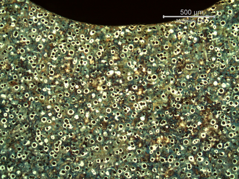 Micrography of the crankshaft at the surface, in the radio that is not heat treated.  The microstructure is nodules of graphite in a ferritic and pearlitic matrix, predominantly pearlitic.