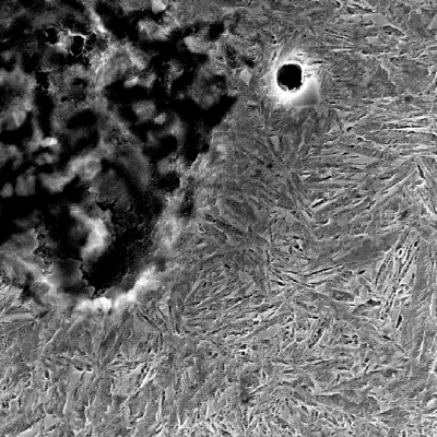 Micrographic detail of the graphite nodule surrounded by martensite.