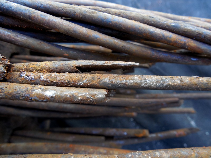 General aspect of the degradated wires of the strand, most part presenting rust and rupture. There are two mais aspects of the degradation: wire thickness reduction by corrosion and cracks creating a longitudinal fracture of several wires.