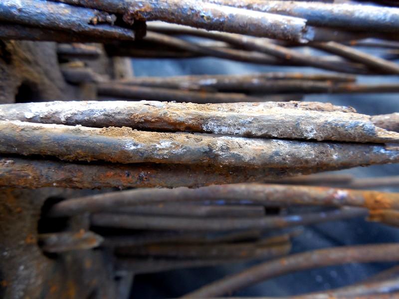 General aspect of the degradated wires of the strand, most part presenting rust and rupture.
