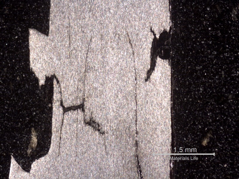 Macrography of one wire that was fully cracked, in a longitudial section. The morphology shows multiple corrosion-fatigue cracking.