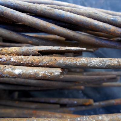 General aspect of the degradated wires of the strand, most part presenting rust and rupture. There are two mais aspects of the degradation: wire thickness reduction by corrosion and cracks creating a longitudinal fracture of several wires.