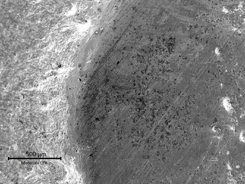 Detail of the previous photo showing the flat surface in the right side and the grooves in the left side.
The flat side is scratched and the grooves presented a smooth finishing (with dendritic morphology).