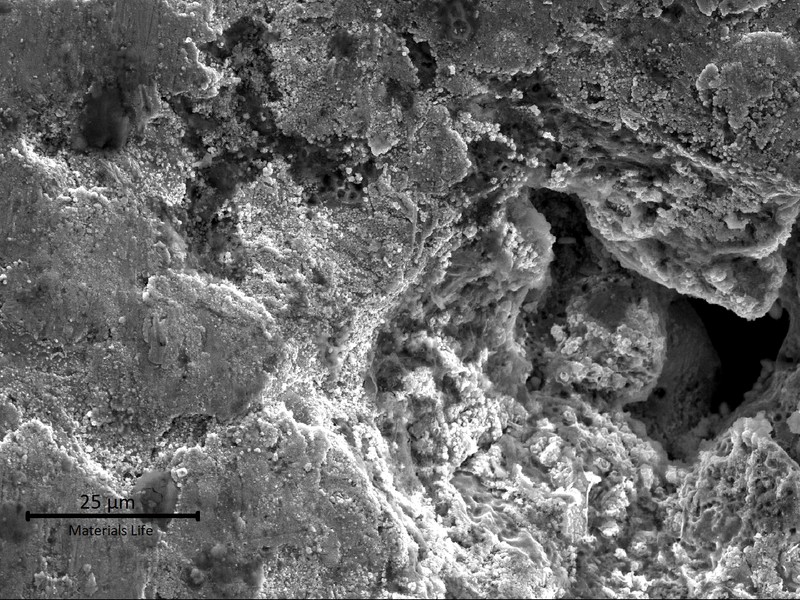 There are some regions in the coaster surface where pores associated to shrinkage is evident.