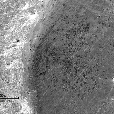 Detail of the previous photo showing the flat surface in the right side and the grooves in the left side. 
The flat side is scratched and the grooves presented a smooth finishing (with dendritic morphology).