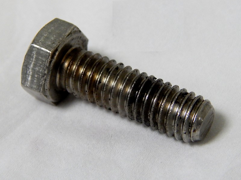 Aspect of a 5/16" bolt manufactured in an AISI 316 austenitic stainless steel, that was also operating inside the pressure vessel, but was not yet damaged.  It is a hexagonal head bolt, 1 1/2" long, fastened with a hexagonal nut and a lock washer.
