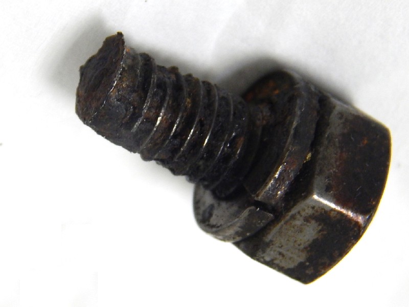 Aspect of a broken 5/16" bolt that was operating inside the pressure vessel in a condition that exceeds the limits of use of the AISI 316 steel. The fracture is located close to the position where there was the bolt head and the threads were "removed" close to the fracture surface.