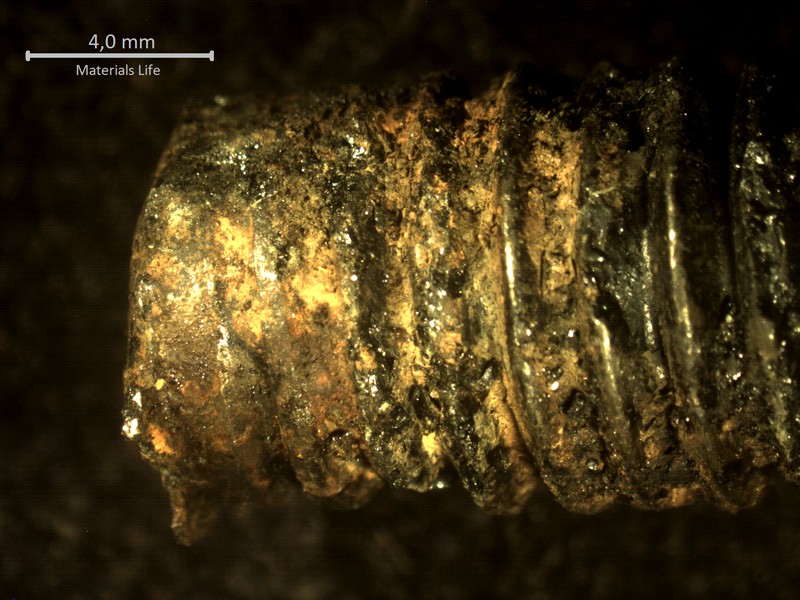 Low magnification microscope image showing the aspect of the thread close to the fracture surface.  Looks like a wear or strong corrosion, but in fact the threads were removed because they were cracked, as can be seen in the next figures.