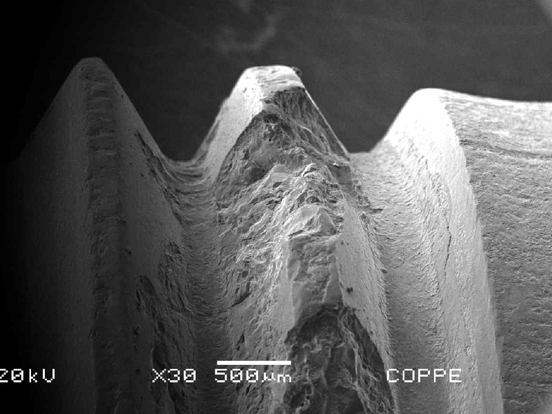 Low magnification SEM image showing the brittle aspect of the cracks in the bolt thread.