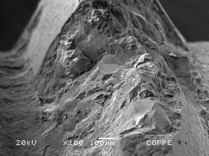 Detail of the bolt thread in a SEM image, showing parts of the thread removed in a brittle way.