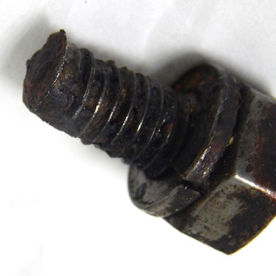 Aspect of a broken 5/16" bolt that was operating inside the pressure vessel in a condition that exceeds the limits of use of the AISI 316 steel. The fracture is located close to the position where there was the bolt head and the threads were "removed" close to the fracture surface.