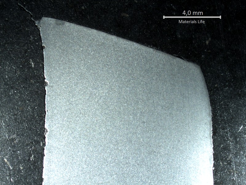 Macrography of a longitudinal section of the pipe at the fracture position, in the thinner thickness. The external side of the pipe (OD) is to the left side of the figure, and the internal side of the pipe is to the rigth of the figure. The fracture occurred by shearing the pipe in a single event (probably due to tensile stresses during removal).