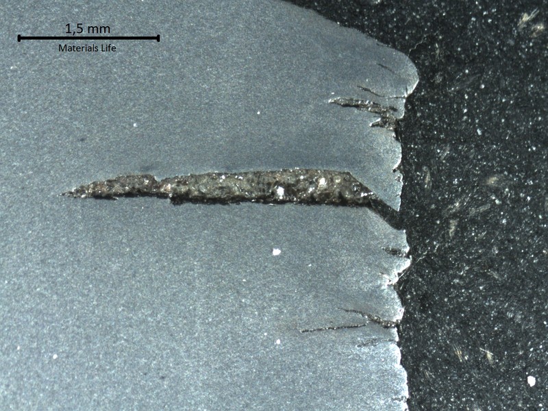 Macrographic detail of the longitudinal section of the pipe at the fracture position, in the thicker thickness. The several secondary cracks, opened to the OD, were created during bending and shows evidences of compression, responsible for the increase in the pipe thickness.