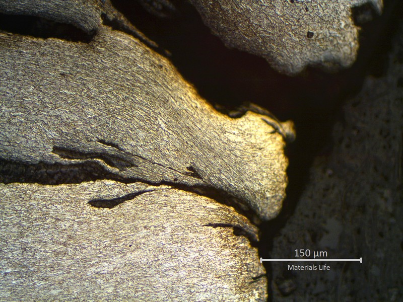 Micrographic detail of the secondary cracks opened to the external side of the pipe. The cracks are associated to large plastic deformation.