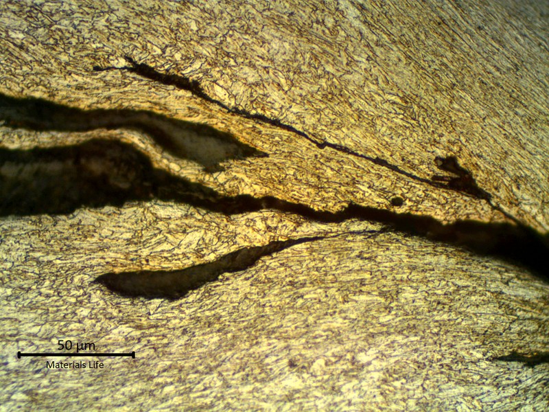 Micrographic detail of the ductile secondary cracks in the pipe body, close to the fracture. The strong plastic deformation is associated to the compression stresses generated by the buckling.