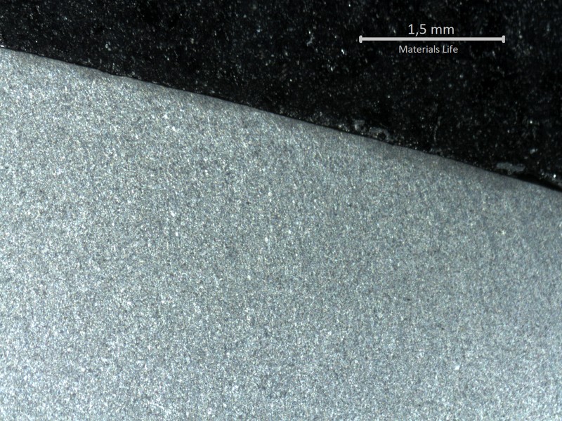 Macrographic detail of a longitudinal section of the pipe at the fracture position, in the thinner thickness.  The external side of the pipe (OD) is to the left in the figure, and the internal side of the pipe is to the rigth in the figure.  The fracture occurred by shearing the pipe in a single event (probably due to tensile stresses during removal).