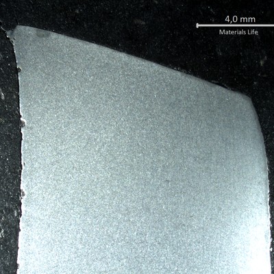Macrography of a longitudinal section of the pipe at the fracture position, in the thinner thickness.  The  external side of the pipe (OD) is to the left side of the figure, and the internal side of the pipe is to the rigth of the figure.  The fracture occurred by shearing the pipe in a single event (probably due to tensile stresses during removal).