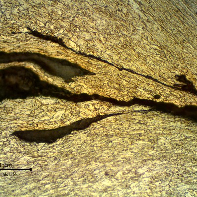 Micrographic detail of the ductile secondary cracks in the pipe body, close to the fracture. The strong plastic deformation is associated to the compression stresses generated by the buckling.