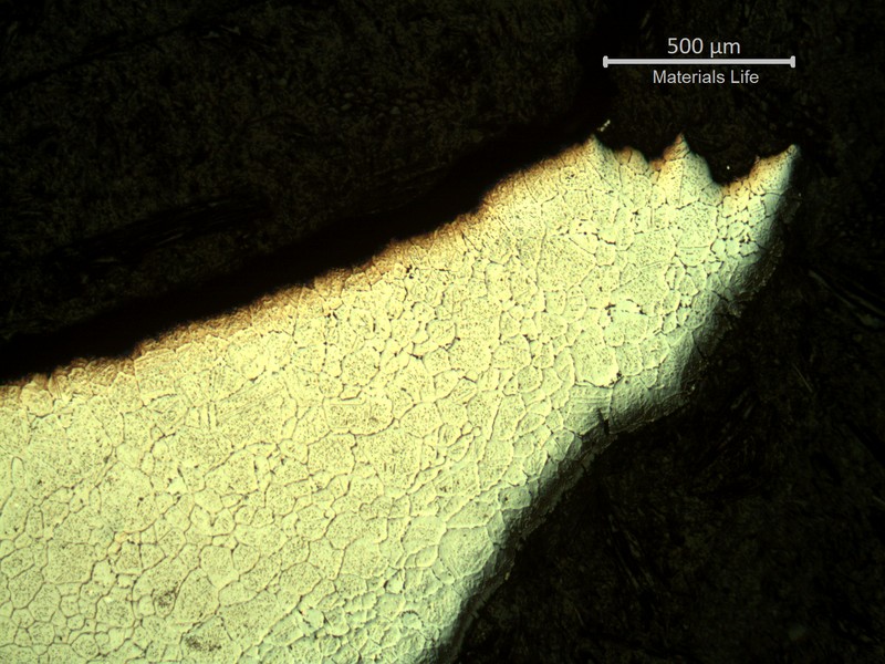 SAMPLE 1 AT THE FRACTURE - Micrography in low magnification where the thickness is reduced to zero (fracture). Side A (process side) to the bottom and side B (furnace environment side) to the top.