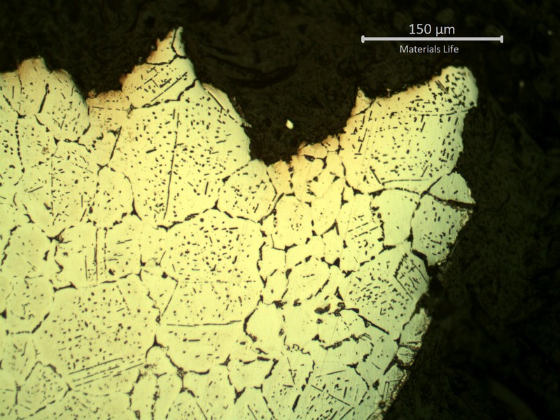 SAMPLE 1 AT THE FRACTURE - Micrography at the position where the thickness is reduced to zero. Side A to the bottom. The microstructure is austenite with intergranular and transgranular precipitation. The position of the zero thickness presents aspect of an intergranular fracture, and in side A there are several intergranular cracks from the surface.