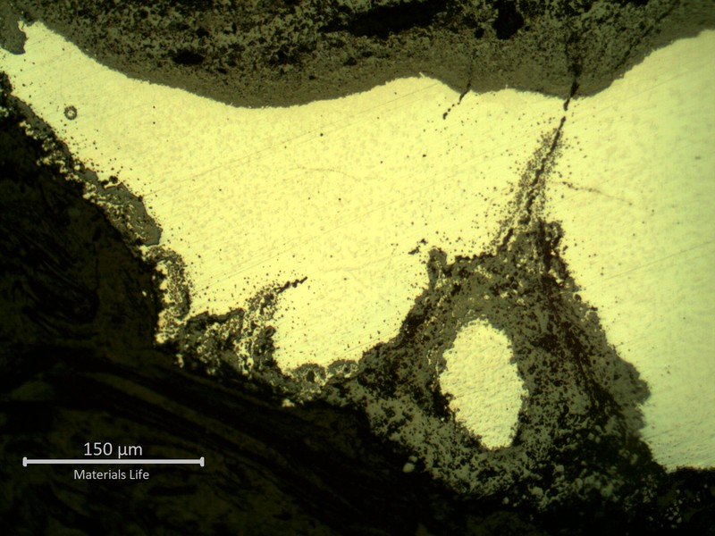 SAMPLE 1, AT THE FRACTURE - Micrography, as polished, of the oxides at the fracture (zero thickness).  In this region the oxide layer penetrated through thickness, intergranular, and fractured the material.