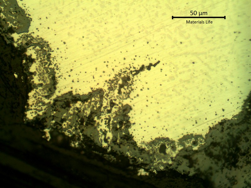 SAMPLE 1, AT THE FRACTURE - Micrographic detail, as polished, of the oxides that are penetrating in the austenitic grain boundaries. The oxidation created intergranular cracks in regions close to the edge of the rectangular tube, that are more susceptible to suffer cyclic thermal stresses, since the furnace is weekly turned off, during two days.