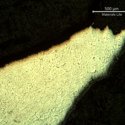 SAMPLE 1 AT THE FRACTURE - Micrography in low magnification where the thickness is reduced to zero (fracture). Side A (process side) to the bottom and side B (furnace environment side) to the top.