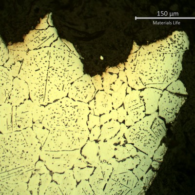 SAMPLE 1 AT THE FRACTURE - Micrography at the position where the thickness is reduced to zero. Side A to the bottom. The microstructure is austenite with intergranular and transgranular precipitation. The position of the zero thickness presents aspect of an intergranular fracture, and in side A there are several intergranular cracks from the surface.