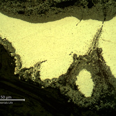 SAMPLE 1, AT THE FRACTURE - Micrography, as polished, of the oxides at the fracture (zero thickness).  In this region the oxide layer penetrated through thickness, intergranular, and fractured the material.