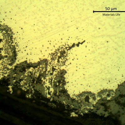 SAMPLE 1, AT THE FRACTURE - Micrographic detail, as polished, of the oxides that are penetrating in the  austenitic grain boundaries.  The oxidation created intergranular cracks in regions close to the edge of the rectangular tube, that are more susceptible to suffer cyclic thermal stresses, since the furnace is weekly turned off, during two days.