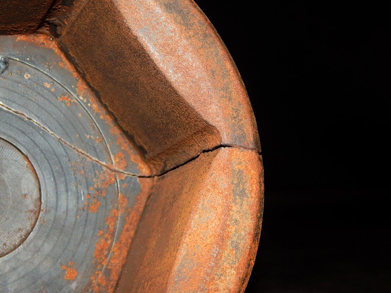 General view of the broken socket. The failure occurred during service, when the tool was tightening 3 3/4" bolts at 75% of the torque capacity. The fracture occurred associated to the smaller section of the socket, thickness of 13 mm, at the corner of the radio, that is a stress concentration raiser.