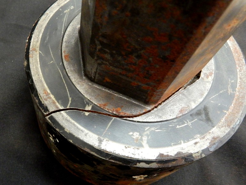 General view of the broken socket, showing no plastic deformation asociated to the rupture.  Looking from this side it is possible to see that the fracture followed the interface of the stem with the socket head.