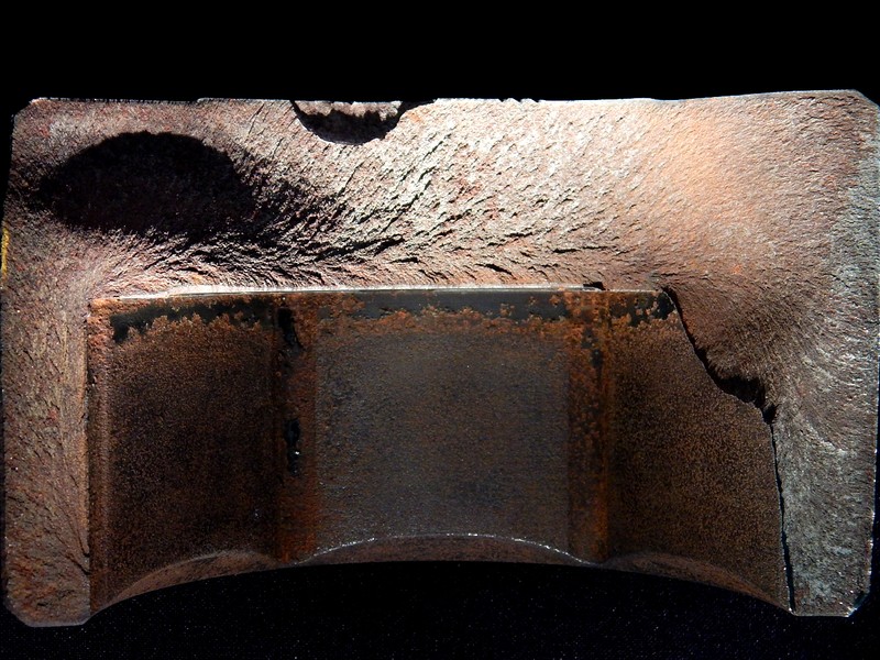 Fracture appearance of the other side of the broken part, also evidencing chevron marks coming from the thinner part of the fracture.
