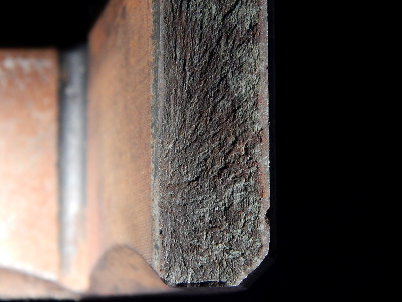 Detailed macroscopic aspect of the chevron marks in the fracture, starting at the internal surface of the socket, in a region in contact with the bolt that was being torked.  The thickness socket is 13 mm at this point.