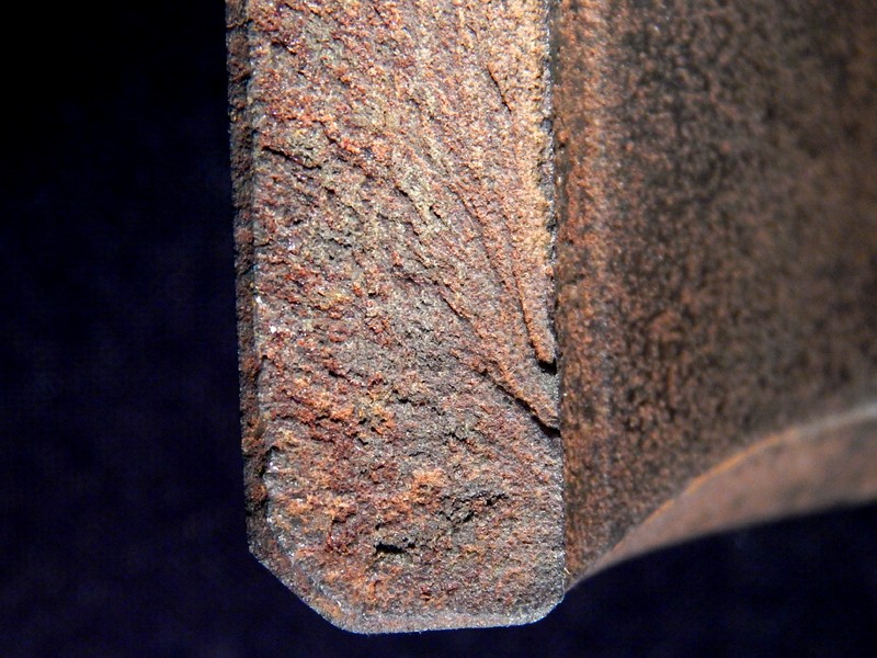 Detailed macroscopic aspect of the chevron marks in the other side of the fracture, starting at the internal surface of the socket, in a region in contact with the bolt that was being torked. The thickness socket is 13mm at this point.
