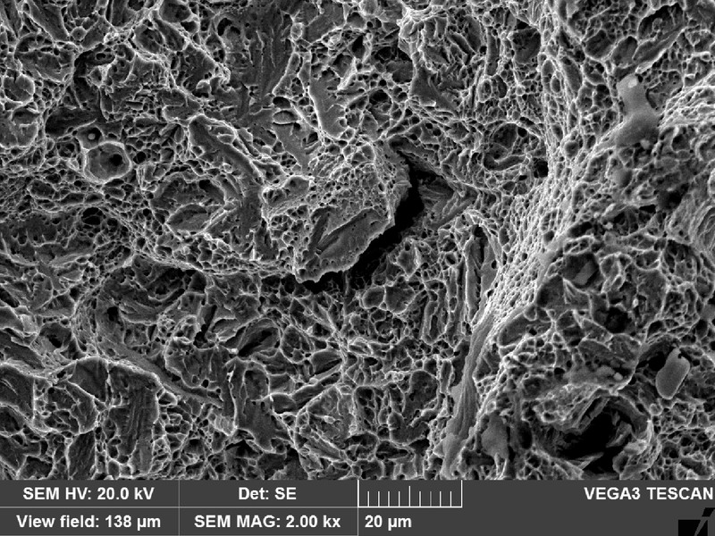 Fractography of the broken Charpy V testpiece, in a high strength steel that absorbed 11 Joules at 20°C. Quasicleavage and dimples are the main fracture micromechanisms with some secondary cracks that appear to be intergranular, exactly as the fracture of the part.