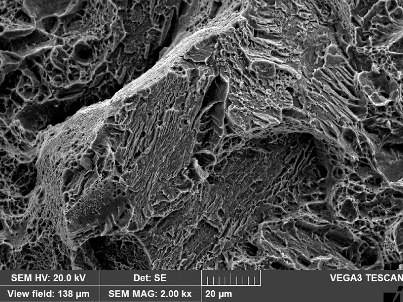 Fractography of the broken tensile testpiece, in a high strength steel (about 260Ksi Yield Strength) that presented 10% elongation. The fracture micromechanism in a static test is quasicleavage and dimples, with some secondary cracks that appear to be intergranular, exactly as the fracture of the part.