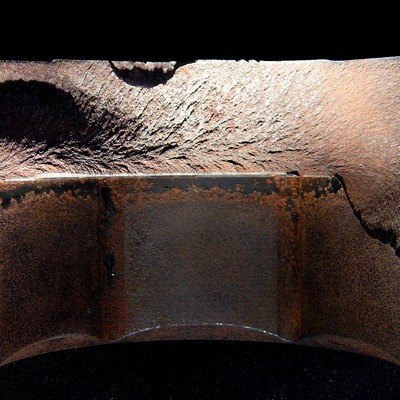 Fracture appearance of the other side of the broken part, also evidencing chevron marks coming from the thinner part of the fracture.