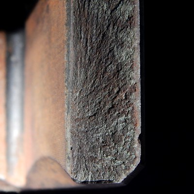 Detailed macroscopic aspect of the chevron marks in the fracture, starting at the internal surface of the socket, in a region in contact with the bolt that was being torked.  The thickness socket is 13 mm at this point.