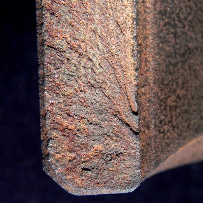 Detailed macroscopic aspect of the chevron marks in the other side of the fracture, starting at the internal surface of the socket, in a region in contact with the bolt that was being torked.  The thickness socket is 13mm at this point.