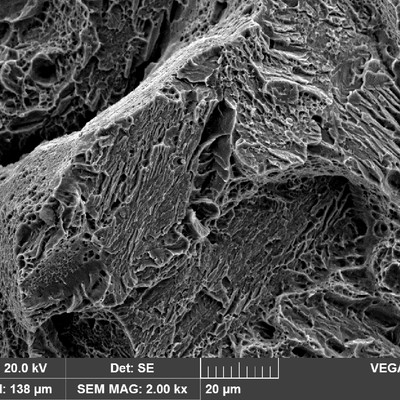 Fractography of the broken tensile testpiece, in a high strength steel (about 260Ksi Yield Strength) that presented 10% elongation. The fracture micromechanism in a static test is quasicleavage and dimples, with some secondary cracks that appear to be intergranular, exactly as the fracture of the part.